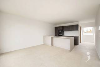 <p><span>Unieke penthouse (175 m²) met 3 aangename slaapkamers, in het centrum van Pellenberg.</span></p><p><span>Deze mooie penthouse in een kleinschalig gebouw is een echte buitenkans!</span></p><p><span> </span></p><p><span>Inkomhal met plaats voor vestiaire en toegang tot een handige berging, brengen ons in de leefrumte met open keuken (37 m²). De gigantische glaspartij in de achtergevel, met toegang tot het brede terras brengt zeer veel licht binnen. Het uitzicht over groen zorgt voor rust.</span></p><p><span>De nachthal biedt toegang tot de 3 fijne slaapkamers, een afzonderlijk toilet en een grote badkamer met ligbad en douche.</span></p><p><span> </span></p><p><span>Bij dit appartement zijn 2 staanplaatsen voorzien.</span></p><p><span> </span></p><p><span>Nieuwbouwverkoop onder BTW-stelsel (6% BTW mogelijk). Direct beschikbaar.</span></p><p><span> </span></p><p><span>Interesse? Contacteer ons via 016 15 31 15 of <span>info@immolivit.be</span></span><span> </span></p><p><span> </span></p><p><span> </span></p>