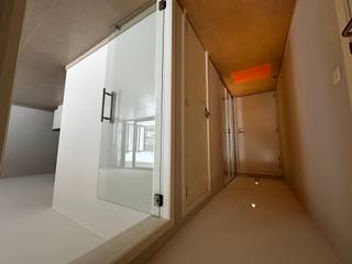 <p>Dit prachtig afgewerkte 1-slaapkamer appartement, gelegen in een recent en kwaliteitsvol gebouw, biedt u de ideale thuisbasis in het hart van Aalter.</p><p>De grote troef van dit appartement is de leefruimte. Dankzij de grote glaspartijen baadt de woning in het natuurlijk licht, wat zorgt voor een instant gevoel van rust en ruimte. Direct aansluitend vindt u het grote, zonnige terras waar u de hele dag door kunt genieten van het mooie weer.Deze buitenruimte is een zeldzaam pluspunt.</p><p>De afwerking van het appartement is hoogwaardig en eigentijds, met een open keuken die voorzien is van alle nodige comfort. De slaapkamer is ruim en rustig gelegen, en de badkamer is met zorg ingericht met een inloop docuhe. Daarnaast beschikt het appartement over een private kelderberging, wat extra opslagruimte biedt voor uw persoonlijke spullen.</p><p>De locatie is werkelijk ideaal: op een steenworp afstand van het station van Aalter. Voor pendelaars is dit de perfecte uitvalsbasis met snelle verbindingen naar Gent, Brugge en Brussel. Ook de oprit van de E40 en diverse lokale winkels, bakkers en supermarkten bevinden zich in de directe nabijheid.</p><p>Bij het appartement hoort een private garagebox ( € 50,00/maand) die verplicht bij te huren is. Zo bent u altijd verzekerd van een veilige parkeerplaats voor uw wagen en extra bergruimte voor bijvoorbeeld uw fiets.</p><p></p><p>Onmiddelijk vrij!</p><p>Algemene kosten: € 170,00/maand Provisie (inclusief water en verwarming)</p><p></p>