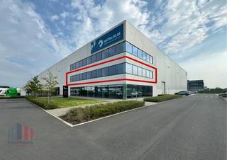 Fantastische kantoorruimte van 396 m² op amper 900 m van de N47 en slechts 2 km van de E17.Deze lichtrijke kantoorruimte biedt diverse voorzieningen,...