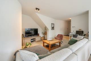 Recent gelijkvloers appartement met 1 slaapkamer, tuin, fietsen- en vuilbakkenberging.Via de gemeenschappelijke inkomhal dewelke u enkel deelt met uw...