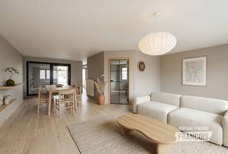 Bent u op zoek naar een ruime gezinswoning te koop in Blankenberge waar comfort, ruimte en een rustige ligging centraal staan? Dan zal deze woning in de Uitkerkestraat u ongetwijfeld weten te bekoren. Met een bewoonbare oppervlakte van maar liefst 242 m², een doordachte indeling, een inpandige garage, een aangename tuin en nog zoveel meer, vormt deze eigendom de ideale thuis voor gezinnen die op zoek zijn naar ruimte én mogelijkheden.<br /><br />Via de inkomhal bereikt u de eerste verdieping, waar een lichtrijke leefruimte met gezellige eetplaats u meteen een warm gevoel geeft. De aansluitende keuken is voorzien van alle comfort en sluit naadloos aan op de overdekte aanbouw. Op deze verdieping bevindt zich eveneens een gastentoilet. De tweede verdieping beschikt over drie volwaardige slaapkamers, een ruime badkamer en een tweede gastentoilet. De aanwezige zolder biedt bovendien extra bergruimte of mogelijkheden om de woning verder af te stemmen op uw woonwensen.<br /><br />Op het gelijkvloers bevindt zich een ruime inpandige garage, aangevuld met een veelzijdige ruimte die momenteel is ingericht als slaapkamer met aansluitende badkamer en dressing. Achteraan geniet u van een aangename, ruime tuin met een afzonderlijk bijgebouw dat zich uitstekend leent als atelier, hobbyruimte, thuiskantoor of extra berging. Bovendien geniet u van een rustige ligging in Blankenberge, met winkels, scholen, openbaar vervoer en het centrum op korte afstand. Dankzij het gunstige EPC-label C is er bovendien geen renovatieverplichting, wat deze woning extra aantrekkelijk maakt.<br /><br />Interesse in deze ruime woning te koop in Blankenberge? Neem vandaag nog contact op met Immo Francois. <br /><br />Denk je eraan om je woning in Blankenberge te verkopen? Neem vrijblijvend contact op met Iben van Immo Francois in Blankenberge voor een gratis schatting via iben@immofrancois.be.<br /><br />