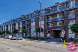 GELIJKVLOERS APPARTEMENT, instapklaar met 2 ruime slaapkamers, zonnig terras achteraan en kelderberging, schitterend gelegen op wandel-...