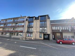 Instapklaar volledige opgeschilderd gelijkvloers appartement met autostaanplaats, op wandelafstand van de Markt, bestaande uit: inkomhal,...