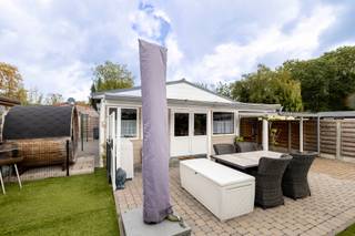 <span>Ontdek deze v</span>olledig gerenoveerde chalet<span> op eigen grond in vakantiepark Breebos, gelegen in een groene en rustige omgeving. Het park biedt een aangename combinatie van natuur en ontspanning, met een bosrijke omgeving en vijver in de nabijheid. De chalet is instapklaar en voorzien van heel wat extra comfort, waaronder airconditioning, zonnepanelen en een sauna. Buiten geniet u van een gezellig terras en een eigen tuintje.<br /><br />Indeling:<br />-Woonkamer<br />-Eetkamer<br />-Keuken<br />-Slaapkamer<br />-Badkamer<br /><br />Buiten:<br />-Terras<br />-Sauna<br />-Carport<br />-Tuinhuis<br /><br />Mis deze kans niet en plan een bezoek in!<br /><br />0486 905 950<br />toon.vermeiren@albert.immo<br />www.albert.immo<br /><br />Bij Albert kom je thuis!<br /><br />Voor alle foto's en interactieve plannen verwijzen wij naar onze website: www.albert.immo<br /></span>