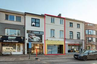 <p><strong>GELIJKVLOERS<br /></strong><strong>HANDELSPAND<br /></strong>Winkel 78 m² met kitchenette 7 m² en toilet met handenwasser en lavabo.<br />Veranda 11 m² op tegel. Zuidoost georiënteerde tuin met terras 28 m².</p>
<p><strong>DUPLEX_APPARTEMENT 1STE VERDIEPING<br /></strong>Inkomhal 11 m² op tegel.<br />Traphal 7 m².<br />Living 36 m² op laminaat met open keuken, de keuken bevat een inductievuur, combi-oven, vaatwasser en wasmachine.</p>
<p><strong>2DE VERDIEPING<br /></strong>1ste slaapkamer 14 m² op planché met ingemaakte kasten.<br />2de slaapkamer 10 m² op planché.<br />Badkamer 10 m² op tegel met bad/douche combinatie, enkele lavabo, inmaak kast en toilet.<br />Zolder 35 m² nog af te werken, mogelijkheid tot 3de slaapkamer.</p>
<p><strong>BIJZONDERHEDEN<br /></strong>Dubbele beglazing, schrijnwerk in PVC, geïsoleerd dak.</p>
<p><strong>POSITIEVE PUNTEN<br /></strong>Instapklaar<br />TOPLOCATIE<br />Ideaal wonen / werken<br />Gelegen in het centrum<br />Zuidoost georiënteerde tuin<br />Zéér veel parkeergelegenheid voor de deur</p>