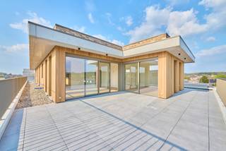 <span><strong>Laatste penthouse/appartement te koop! Snel verhuizen of verhuren is mogelijk.</strong><br /><br />Nieuwbouwproject "De Hessel" ligt in hartje Herselt: precies in het midden van rust en gemak. In de appartementen en de binnentuin geniet je van alle rust, terwijl je in geen tijd ook in het gezellige centrum van het dorp staat. Met het gemeentehuis, de kerk en winkelstraat op wandelafstand en de supermarkt Delhaize als onderbuur kan je de wagen in de parking laten staan. Toch zin in een uitstap: Aarschot, Diest of Leuven zijn maar een korte autorit verwijderd.<br /><br />Op de hoek van Dorp en de Wolfsdonksesteenweg in het centrum van Herselt is dit nieuwbouwproject "De Hessel" gebouwd. Gelijkvloers ligt supermarkt Delhaize. Appartementen met grote raampartijen en een fraai uitzicht op de groene binnentuin. <br /><br />De nieuwbouwappartementen dragen allemaal het BEN-label. Dit betekent dat ze bijna-energieneutraal zijn. Er wordt zo weinig mogelijk energie verbruikt en er wordt hernieuwbare energie geproduceerd. Een goed geïsoleerde buitenkant en een vooruitstrevende technische installatie binnenin verzekeren je een laag verbruik en dus energiezuinig wonen. Omdat het <strong>E-peil < 20</strong>, moet de nieuwe eigenaar gedurende 5 jaar geen kadastraal inkomen betalen.<br /><br /><span><strong>App 34 - Wolfsdonksesteenweg 1/304 </strong></span></span><span>Ruim exclusief penthouse met 3 slaapkamers en groot terras naar de binnentuin:</span><br /><span>- leefruimte met een open keuken</span><br /><span>- 3 slaapkamers</span><br /><span>- berging</span><br /><span>- badkamer: douche, bad en lavabo , afzonderlijke wc</span><br /><span>- vloerverwarming en zonnepanelen</span><br /><span>- moderne architectuur</span><br /><span>- ruime parkeerplaats en berging in de afgesloten parkeerkelder<br /><br />Dit appartement is voorzien van een pre-airco installatie en leidingwerk voor een warmtepompinstallatie.<br /><br />De materiaalkeuzes van dit appartement werden reeds gemaakt. <strong>Snelle oplevering.</strong><br /></span><br /><span>Vermelde prijs is exclusief ondergrondse parkeerplaats, berging en exclusief registratie, BTW en notariskosten. Neem snel contact op 011 39 90 50 voor meer info.<br /><br />Wij ontzorgen je ook voor de <strong>verkoop</strong> van je <strong>huidige woning</strong>! Voor meer uitleg helpen we je graag verder.</span>