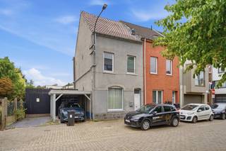 <p>KIJKDAG dinsdag 8/9 tussen 17u en 19u op afspraak. Brigitte@altro-vastgoed.be</p><p> </p><p>Zoekt u een vastgoedproject met potentieel dat u volledig naar eigen hand en smaak kunt inrichten? Deze op te frissen of te renoveren gezinswoning biedt een stevige basis, verrassend veel ruimte en een uiterst centrale ligging.</p><p><strong>Indeling en mogelijkheden</strong></p><ul><li><p><strong>Ruime leefruimte:</strong> Aangename en brede living met veel lichtinval en plaats voor een gezellige zithoek en eetplaats.</p></li><li><p><strong>Aparte keuken:</strong> Functionele keukenruimte met aansluitende praktische berging/wasplaats.</p></li><li><p><strong>Badkamer:</strong> Voorzien van de nodige basisvoorzieningen, uit te breiden of te moderniseren volgens eigen wens.</p></li><li><p><strong>3 volwaardige slaapkamers:</strong> Goede afmetingen, ideaal voor een gezin, thuiswerkplek of hobbyruimte.</p></li></ul><p><strong>Strategische ligging</strong> De locatie combineert het stadsleven met uitstekende bereikbaarheid. De woning bevindt zich op wandelafstand van het bruisende centrum van Aalst, met winkels, scholen en openbaar vervoer vlak bij de deur. Pendelaars genieten bovendien van een snelle verbinding dankzij de nabijgelegen oprit van de E40 (Brussel-Gent).</p><p>Een ideale opportuniteit voor handige starters, gezinnen of investeerders die waarde willen toevoegen op een gegeerde locatie.</p><p> </p><p><strong>Interesse?</strong> Contacteer ons vandaag nog voor meer informatie of om een bezoek in te plannen!</p>