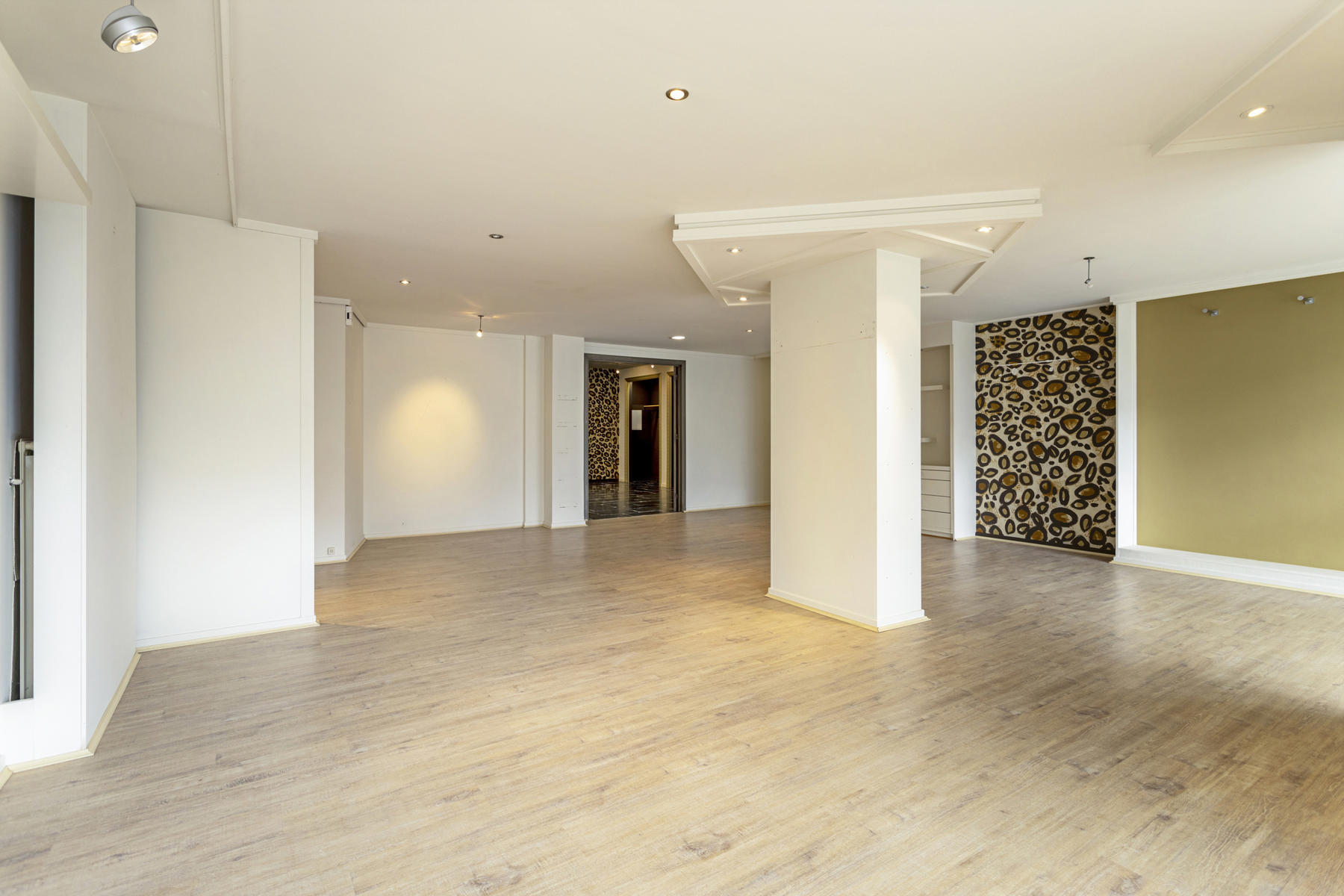 Commercieel gelijkvloers 109m² met bijhorende kelder 31m² - foto 4