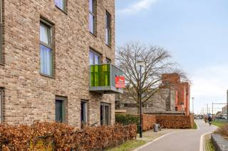Dit energiezuinig en instapklaar appartement bevindt zich in het centrum van Geel met alle faciliteiten zoals winkels, scholen, openbaar vervoer op wandelafstand. Verder zijn ook de omliggende gemeenten zeer vlot bereikbaar.<br /><br />Beschrijving:<br />We bereiken het appartement, gelegen op de eerste verdieping, met de lift. De inkomhal brengt ons naar de open keuken die naadloos overgaat naar de leef- en eetruimte dewelke toegang geeft tot zowel het oost-georiënteerde terras alsook tot het zuid-georiënteerde terras, het appartement beschikt welliswaar over 2 terrassen. De volwaardige slaapkamer heeft aanpalend een badkamer die uitgerust is met een douche en een wastafel.Tot slot brengt het appartement ons nog een apart gastentoilet en een berging die beschikt over de nodige voorzieningen voor een wasmachine en droogkast.<br /><br />De ondergrondse autostaanplaats en de berging gelegen op de bovenste verdieping zijn bij aan te kopen voor een totale meerprijs van 20.000 euro.<br /><br />Extra:<br />- Energiezuinig EPC-label: B<br />- Conforme elektriciteit<br />- Veel parkeermogelijkheden in de straat<br /><br />Voor meer informatie of een bezoek, neem contact met ons op via info@vastengoed.be of bel naar 014/72 73 74.<br /><br />Wenst u een gratis schatting van uw eigendom? Neem contact met ons op via 014/72 73 74.