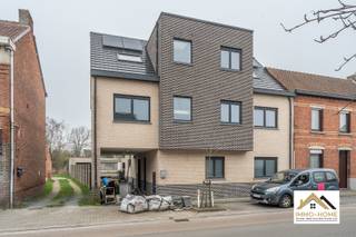 Dit nieuwbouwcomplex wacht nog enkel op een - afwerking om er een mooi collectief pand van te maken. Het bestaat uit drie appartementen, waarbij...