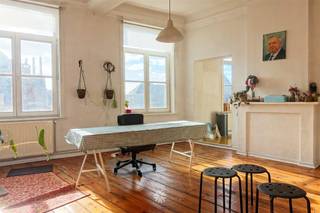 <p><span>GENT </span><span>- Goudstraat 1: Ben je op zoek naar een gezellig en instapklaar appartement te huur in Gent? Dan is dit pand misschien wel iets voor jou.</span></p><p><span> </span></p><p><span>De troeven in een notendop:</span></p><ul><li><span>Gelegen in het stadscentrum, maar in een rustige straat</span></li><li><span>Ruim en lichtrijk</span></li><li><span>Nabij belangrijke invalswegen</span></li></ul><p><span> </span></p><p><span>Indeling</span><span>: </span></p><p><span>Op de tweede verdieping, geen lift.</span></p><p><span>Inkomhal, ruime en lichtrijke leef- en eetruimte, ingerichte keuken (dampkap, oven, kookvuur). Verder beschikt het appartement over twee slaapkamers en een badkamer uitgerust met douche-bad combinatie, lavabomeubel en toilet. </span></p><p><span> </span></p><p><span>Dit appartement is ideaal voor wie op zoek is naar een charmante woonst op een </span><span>centrale en goed bereikbare locatie in Gent.</span></p><p><span> </span></p><p><span>Belangrijke informatie:</span></p><p><span>Huurprijs:</span><span> 950 EUR/maand. </span><span>EGW (elektriciteit, gas en water) afzonderlijk af te rekenen.</span></p><p><span>Beschikbaar vanaf: </span><span>15/11/2026. Domicilie verplicht.</span></p><p><span> </span></p><p><span>Interesse in dit gezellige appartement? Vraag dan snel jouw bezoek aan via onze website!</span></p><p><span> </span></p>