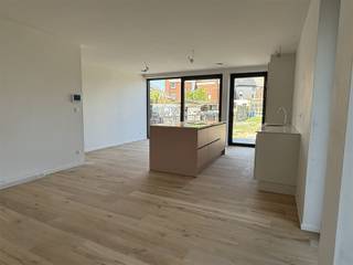 <p>Deze nieuwbouwwoning is gelegen in een doodlopende straat in het centrum, op wandelafstand van school, winkels en openbaar vervoer. Op de gelijkvloerse verdieping bevinden zich een inkomhal met apart toilet, een berging en een lichtrijke leefruimte met open keuken. Op de eerste verdiepingen vinden we 3 ruime slaapkamers terug, een wasplaats en een een badkamer die voorzien is douche, bad en dubbele wastafel. Op de nachthal is ook nog een apart toilet voorzien. Vooraan de woning is er een parkeerplaats voor 1 wagen voorzien en een buiten berging. Deze woning beschikt over alle moderne comfort en wordt nog verder afgewerkt met kwaliteitsmaterialen (keuken, binnendeuren, bekleding trap,...). Verkoop onder btw (registratierechten op de grond, btw op de constructiewaarde). Maak snel uw afspraak! </p>