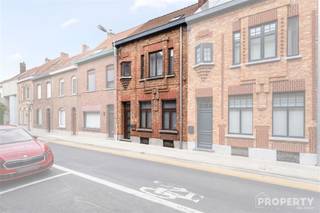 <p><span>Welkom bij deze karaktervolle woning vlakbij het centrum Zwevegem. Dit te renoveren huis combineert authentieke charm met functionele mogelijkheden en biedt ruimte voor een groeiend gezin of voor wie op zoek is naar een solide basis voor toekomstige projecten.</span></p><p><span> </span></p><p><span>Het pand beschikt over een ruime bewoonbare oppervlakte en met 3 slaapkamers en 1 badkamer. De ligging in een rustige woonstraat geeft deze eigendom veel karakter, terwijl de afwisseling tussen traditionele bakstenen gevel en moderne interieurelementen het unieke karakter benadrukt.</span></p><p><span> </span></p><p><span>Op de begane grond vindt u ruime woonruimtes met natuurlijk licht dankzij de grote ramen. De inrichting toont een living- en eetkamer met klassieke afwerking, perfect geschikt voor dagelijks wonen en voor het ontvangen van gasten. De keuken is ruim en voorzien van basische maar functionele afstellingen. </span></p><p><span> </span></p><p><span>De eerste verdieping herbergt meerdere slaapkamers, waaronder een masterbedroom met ramen die uitzicht bieden op de omgeving. De badkamer is op het gelijkvloers en voorzien van essentiële sanitair en biedt comfortabele dagelijkse faciliteiten.</span></p><p><span> </span></p><p><span>Dit pand biedt daarnaast toegang tot een volle garage, ideaal voor opberging en bescherming van voertuigen. De buitenruimte rond de woning biedt mogelijkheden voor groen en verdere personalisering.</span></p><p><span> </span></p><p><span>Dit huis vormt een interessante investering voor degenen die een stabiele woonplek zoeken met mogelijkheden voor verdere uitbouw en verbetering. De ligging in Zwevegem biedt gemakkelijke toegang tot lokale voorzieningen en verkeersroutes. Voor iemand die een renovatie van een mooie herenwoning ziet zitten is dit een fantastisch project. Heb je interesse? Maak snel een afspraak op 056/96.08.00 of mail naar info@property-vastgoed.be</span></p>