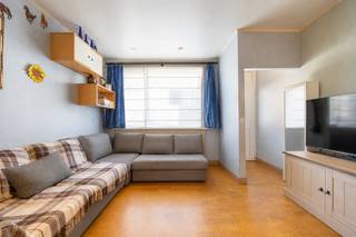 Op te frissen rijwoning. Ideaal voor starters. <br />Deze woning beschikt over een open leefruimte met aangrenzende keuken, op de eerste verdieping kan u twee ruime slaapkamers terugvinden. Het tweede verdiep wordt momenteel als slaapkamer gebruikt en opslagruimte. De woning beschikt over een zuid gerichte tuin met zeer ruim terras. <br />Woning is onmiddellijk bij akte beschikbaar.