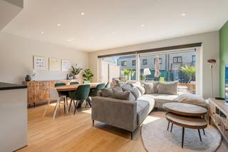 Welkom in deze uitzonderlijk ruime woning aan de Emile Roosestraat 41 in Oostende. Achter de verzorgde gevel schuilt een verrassend groot woonvolume waar licht, comfort en hoogwaardige afwerking centraal staan.<br /><br />Gelegen in een rustige straat, met winkels, scholen en openbaar vervoer op korte afstand, combineert deze woning een ideale ligging met een bijzonder aangename woonbeleving.<br /><br />Vanaf het eerste moment valt de royale indeling op. De woning beschikt over maar liefst vier volwaardige slaapkamers, aangevuld met een extra bureauruimte op de tweede verdieping. Dankzij de overvloed aan ruimte biedt deze woning tal van mogelijkheden voor grote gezinnen, thuiswerkers of wie graag extra hobby- of logeerkamers wenst. Bovendien is er de mogelijkheid om een tweede badkamer te creëren, wat het comfort nog verder verhoogt.<br /><br />De leefruimtes zijn ruim opgevat en afgewerkt met warme parketvloeren die zorgen voor een stijlvolle en tijdloze uitstraling. Het absolute hart van de woning is de hyper uitgeruste keuken met schiereiland en kwalitatieve toestellen, een plek waar koken, gezellig samenzijn en genieten naadloos samenkomen. Aansluitend geniet u van een westgerichte, volledig omheinde tuin met terras, ideaal om in alle privacy van de middag- en avondzon te genieten.<br /><br />Ook op vlak van comfort laat deze woning niets te wensen over. Vloerverwarming op beide verdiepingen, een moderne badkamer met ligbad, inloopdouche en dubbel lavabomeubel, een ingebouwde garage met automatische sectionale poort, elektrische rolluiken, een alarmsysteem en een geavanceerd domoticasysteem zorgen voor een luxueuze en zorgeloze woonervaring.<br />Daarnaast is deze woning volledig klaar voor de toekomst. Met een uitstekende EPC-score A, zeven zonnepanelen, een laadpaal voor elektrische wagens, een waterverzachter en een regenwaterput van 10.000 liter combineert ze duurzaamheid met lage energiekosten.<br /><br />Kortom, een instapklare gezinswoning met uitzonderlijk veel ruimte, een hoog afwerkingsniveau en alle moderne voorzieningen voor jarenlang zorgeloos woonplezier