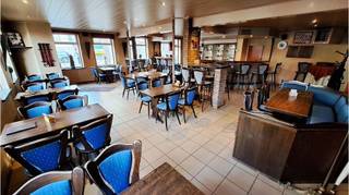 Dit horecapand met meerdere gelagzalen en woongelegenheid heeft een commerciële topligging in de schaduw van de kerk in de dorpskern van...