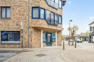 Topgelegen commerciële hoek, met mooie visibiliteit. Casco: 150m2, in te richten naar eigen smaak en goesting. Leuke open ruimte, 2 burelen, keuken...