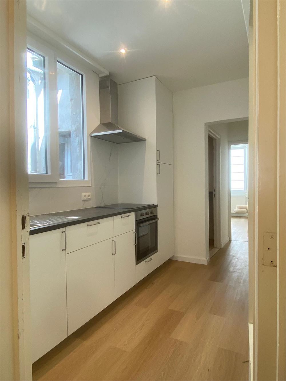 Ruim gerenoveerd 1-slaapkamer appartement  met veel licht inval, gelegen in de trendy Kammenstraat op een steenworp van de Groenplaats en openbaar vervoer. - foto 5
