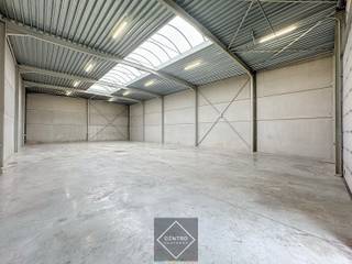 <span><span><u><strong>Nieuw magazijn te huur met 4 private parkeerplaatsen voor de deur!<br /><br />AFWERKING:</strong></u><br />Stalen constructie met volledige overspanning (geen palen), gevelwanden in geïsoleerde betonpanelen, scheidingswanden in betonpanelen, gepolierde betonvloer, geïsoleerd plat dak met ingewerkte lichtkoepel, 1 geïsoleerde sectionaalpoort (h: 4,4m; b: 4m) met afzonderlijke loopdeur.<br /><br /><u><strong>NUTSVOORZIENINGEN:</strong></u><br />Stads- en regenwater (inclusief regenpomp en uitgietbak met kraan), elektriciteit (drijfkracht), aardgas, internet, riolering.<br /><br /><u><strong>LIGGING:</strong></u><br />- Op enkele honderden meters van N44 (Aalter-Maldegem)<br />- N9 (baan Gent-Brugge)<br />- N49 (Zelzate-Knokke)<br />- Op enkele kilometers van autosnelweg E40.<br /><br /><u>*Bijzonderheden:</u><br />- Onmiddellijk beschikbaar.</span></span><br /><span><span>- Prijs excl. BTW (21%)<br />- Prijs is excl. onroerende voorheffing (ten laste van de huurder, volgens aanslagbiljet) en klein aandeel gemene kosten.<br />- Onze referentie op <strong>www.centro.be</strong>: <strong>P0447</strong> of contacteer ons via <strong>050/70.01.02</strong>.</span></span>