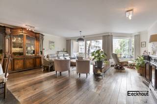 Ontdek dit unieke appartement in residentie 'Parkzicht' op gegeerde ligging met prachtig open zicht op groen &amp; vlakbij het strand, het centrum, winkels en bus- &amp; tramhaltes! <br />Het appartement is ingedeeld als volgt: inkomhal, zeer ruime leefruimte met prachtige parketvloer en zonneterras, een aparte ingerichte keuken met aangrenzende berging (met aansluiting voor wasmachine), 3 slaapkamers waarvan 1 met ensuite badkamer met dubbel lavabomeubel, douche en toilet. Tevens is er nog een apart toilet en een extra douchekamer met lavabomeubel. Twee van de drie slaapkamers zijn ook voorzien van een terras aan de achtergevel. <br />Het appartement scoort een uitmuntend EPC-label A. Er is mogelijkheid tot aankoop van een (grote) garagebox in het gebouw. De garage heeft een automatische kantelpoort, is voorzien van een lichtpunt en stopcontact en biedt naast plaats voor een voertuig, nog ruimte voor extra stockage. <br />Het appartement is nog verhuurd aan goede huurders en komt vrij op 01/03/2027.