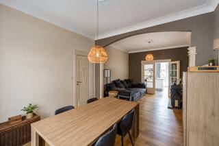 <p>Vragen of interesse? Contacteer mij via dimitry@copandi.be of 0493 37 27 43.</p><p></p><p>Deze instapklare woning is gelegen in een rustige en kindvriendelijke wijk, op korte afstand van winkels, scholen, openbaar vervoer en parken. Dankzij de zonnepanelen met batterij en het gunstige EPC-label C bent u verzekerd van een energiezuinige en toekomstgerichte woning.</p><p></p><p>Bij het binnenkomen wordt u verwelkomd in een ruime inkomhal met toegang tot een droge kelder, ideaal als extra bergruimte. Aansluitend bevindt zich de gezellige leefruimte met haard met aansluitend een lichtrijke keuken. Deze vormt het hart van de woning en beschikt over voldoende kastruimte en alle nodige toestellen om comfortabel te koken en te genieten. Verder is er een praktische wasruimte/bijkeuken voorzien, evenals een apart toilet.</p><p></p><p>Op de eerste verdieping bevinden zich twee ruime slaapkamers van 20 m² en 14 m², samen met een stijlvolle badkamer uitgerust met een dubbele wastafel, toilet, ligbad en royale inloopdouche.</p><p></p><p>De tweede verdieping biedt nog twee volwaardige slaapkamers onder het dak, identiek in grootte en perfect inzetbaar als kinderkamer, hobby- of bureauruimte.</p><p></p><p>Ook buiten heeft deze woning heel wat te bieden. De zonnige en volledig aangelegde tuin beschikt over een ruim terras, een tuinhuis en een serre voor wie graag geniet van tuinieren en buitenleven.</p><p></p><p>Maak snel uw afspraak voor deze ideale gezinswoning waar ruimte, comfort en energiezuinig wonen perfect samenkomen.</p>