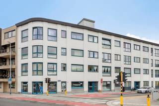 Ben je op zoek naar een instapklaar en energiezuinig appartement met garage nabij het Station van Wetteren? Zoek niet verder! Dit appartement op de tweede verdieping te Korte Massemsesteenweg 60/22 heeft alles wat je zoekt.<br /><br />Indeling:<br />- Woonkamer met uitgeruste open keuken<br />- 1 slaapkamer<br />- Badkamer met ligbad en toilet<br /><br />Bijzonderheden:<br />- Asbestveilig<br />- Ingemaakte kasten<br />- Energiezuinig (EPC B)<br />- Garagebox (inclusief in de vraagprijs) <br />- Ideaal als investering of eerste woning<br />- Goede ligging ten opzichte van alle voorzieningen zoals supermarkten, cafés, scholen, restaurants, oprit E40, de Markt en het Station van Wetteren, invalswegen etc.. <br /><br />Mis deze kans niet en vraag vandaag nog jouw bezoek aan door contact op te nemen met Jill via jill.de.deurwaerdere@albert.immo of 0495 69 61 64.<br /><br />Bij Albert kom je thuis