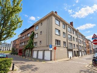 Dit leuk éénslaapkamerappartement ligt op een centrale locatie tussen Dampoort en Sint-Jacobs, vlak bij winkels en openbaar vervoer.<br />Dankzij de ligging op de derde verdieping geniet het appartement van bijzonder veel lichtinval.<br /><br />De indeling omvat een ruime inkomhal (momenteel deels bureau), een aangename leefruimte en een ingerichte keuken met aansluitend terras. Verder zijn er een ruime slaapkamer, een doucheruimte met lavabomeubel, een apart toilet en een praktische berging. Er is ook een fietsenberging aanwezig.<br /><br /><strong><u>Algemene info:</u></strong>
<ul>
<li>Beschikbaar vanaf 1 november</li>
<li>Algemene kosten: € 50/maand</li>
<li>Koppel betaalt € 95 per maand voor gas en elektriciteit</li>
<li>Domicilie verplicht; geen studentenverhuur</li>
</ul>
Interesse? Vraag je bezoek aan via e-mail.