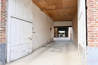 In het centrum van het charmante Zoutleeuw, gelegen in een rustige straat, bevindt zich dit interessante onroerende goed, ideaal als opbrengsteigendom. Het pand, oorspronkelijk een stadsboerderij met poorthuis uit het begin van de 20ste eeuw, werd in 2003 verbouwd naar twee appartementen, elk voorzien van een terras. Het gelijkvloerse appartement heeft het gebruiksgenot van een autostaanplaats.<br /><br />Het gebouw omvat alsdus twee ruime 2-slaapkamerappartementen, elk voorzien van een groot terras waar bewoners in alle rust kunnen genieten van de buitenruimte. De appartementen beschikken over een praktische indeling met veel lichtinval en bieden comfortabel woonplezier. Elk appartement is voorzien van een inkomhal, een gastentoilet, een ruime living met open keuken en aansluitend het privatieve terras, een berging, twee slaapkamers, een nachthal en een badkamer.<br /><br />Dit pand is uitermate geschikt als investering, zonder energetische renovatieverplichting, en werd reeds heel wat jaren verhuurd met een goed rendement. Elk appartement heeft zijn eigen voordelen. Dankzij de centrale ligging nabij winkels, horeca en voorzieningen, gecombineerd met de rustige straat, vormt dit een aantrekkelijke opportuniteit voor zowel investeerders als kopers die op zijn naar een interessante aankoop met de mogelijkheid tot eigen bewoning.<br /><br />Interesse? Aarzel dan niet en bel ons snel op 011 70 70 19.