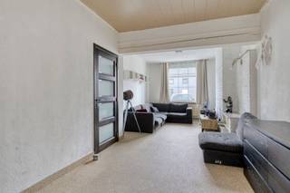 <p><span>AANGENAME GEZINSWONING MET 4 SLAAPKAMERS, LEUKE TUIN EN TERRAS OP 2A 55CA.</span></p><p><span>Gelegen in het centrum van het Ruisbroek. Scholen, station, lokale winkels, ... zijn bereikbaar binnen wandelafstand.</span></p><p><span>Vlotte bereikbaarheid dankzij de nabijheid van de N16 en A12.</span></p><p><span>Het gezellig huis heeft een karaktervolle gevel en beschikt o.a. over een conforme elektrische installatie en condensatieketel op gas.</span></p><p><span> </span></p><p><span>Gelijkvloers: Inkomhal / aangename leefruimte met eetplaats en salon / goed uitgeruste keuken met </span><span>koelkast, oven, microgolfoven, gas kookplaat en vaatwasser (16 m²) </span><span> / bergplaats - wasplaats /</span></p><p><span>badkamer met wastafel en ligbad met douchestang / multifunctionele ruimte geschikt als bureau, bijkomende slaapkamer, ...</span></p><p><span>1ste verd.: Nachthal / 2 slaapkamers (4,65 x 3,75m; 3,65 x 2,85m)</span></p><p><span>2de verd.: Grote slaapkamer (28 m²)</span></p><p><span>Tuin - terras met noord-westelijke oriëntatie / Ruim tuinhuis.</span></p><p><span>Uitweg achteraan perceel / Oprit met parkeermogelijkheid.</span></p>