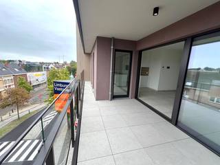 Volledig instapklaar nieuwbouw appartement (opp. 83,12 m²) met terras (opp. 13,97 m²), gelegen op de derde verdieping. Dit appartement bevindt zich op een absolute toplocatie in Hasselt (Runkst), vlakbij de kleine ring en op een zucht van de Grote Markt en winkelstraten. Het appartement heeft als bijkomende troef het autovrij park waar alle bewoners voluit kunnen genieten van rust en prachtige zichten over het park, en dit in een groene en gemoedelijke woonomgeving.<br /><br />INDELING<br />* Inkomhal met apart toilet en ruimte voor vestiaire, toilet, badkamer, berging, lichtrijke leefruimte dewelke toegang verleent tot het ruime terras, volledig geïnstalleerde keuken met eethoek, badkamer en 2 slaapkamers.<br />* Autostaanplaats en kelder voorzien en inbegrepen in de prijs. <br /><br />Maandelijkse algemene kosten van €100,00 per maand.<br /><br />Voor meer info of een bezichtiging, bel 011 22 19 17. Bekijkt u deze advertentie via een aanverwante vastgoedsite, surf dan naar onze website www.limburgsvastgoed.be voor een uitgebreide beschrijving en foto's.