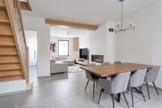 www.davidteniersstraat4.beWelkom in deze ruime en karaktervolle woning gelegen in de David Teniersstraat in Ronse. De woning telt 2 slaapkamers met mogelijkheid tot uitbreiding naar de zolder toe. Op de begane grond vindt u een ruime, open zithoek die aansluit op de keuken.Op de bovenverdieping vindt u twee comfortabele slaapkamers, de ruime zolderberging kan ook nog worden benut als extra slaapkamer. De woning omvat een onderhoudsvriendelijke tuin De achtertuin biedt privacy en ruimte om te ontspannen, te spelen of te genieten van een zonovergoten middag. Centrale ligging met gemakkelijke verbinding naar voorzieningen in Ronse. Deze woning biedt veel potentieel en vormt een uitstekende kans voor wie een betaalbare, ruime gezinswoning in Ronse zoekt of een investeringspand. De woning is momenteel verhuurd. Interesse? Plan snel een bezichtiging en laat u verrassen door de mogelijkheden.
