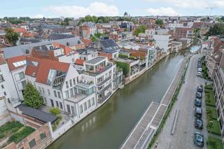 Op zoek naar een unieke woonst waar rust en stadsleven elkaar ontmoeten? Dit instapklaar appartement combineert een prachtige ligging aan het water met alle troeven van wonen in het centrum van Mechelen.<br /><br />Op de tweede verdieping vind je de inkomhal, een lichtrijke leefruimte met open keuken, een apart toilet, twee slaapkamers en een smaakvol ingerichte badkamer. Vanuit de leefruimte stap je rechtstreeks op een gezellig terras met prachtig zicht over de Dijle en naar de Grootbrug – de ideale plek om te ontspannen.<br /><br />De derde verdieping verrast met een ruime polyvalente ruimte die je volledig naar eigen wens kan inrichten: een extra slaapkamer, bureau of hobbyruimte, de keuze is aan jou. Van hieruit heb je toegang tot een groot tweede terras, eveneens aan de waterkant, waar je volop kan genieten van de buitenruimte en het unieke uitzicht.<br /><br />De combinatie van moderne afwerking, praktische indeling en de uitzonderlijke ligging maakt dit appartement een absolute topper. Je woont op wandelafstand van winkels, horeca en cultuur, terwijl je elke dag een vleugje vakantie ervaart aan de Dijle.<br /><br />Benieuwd om dit appartement zelf te ontdekken? Maak vandaag nog een afspraak voor een bezoek. Kan je niet wachten, dan kan je alvast een virtuele tour bekijken.