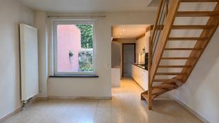 Deze instapklare woning is rustig gelegen in de Koornstraat, op korte afstand van het centrum van Roeselare. Winkels, scholen en openbaar vervoer bevinden zich in de nabije omgeving, met een vlotte verbinding naar de E403 en het station van Roeselare.<br /><br />Bij het binnenkomen komt u terecht in een aangename open leefruimte waar living en keuken mooi in elkaar overlopen. De praktische keuken beschikt over ingebouwde kasten, een gasvuur en een aansluitende berging.<br /><br />Op de verdieping bevinden zich drie volwaardige slaapkamers en een verzorgde badkamer met ruime inloopdouche en dubbele lavabo.<br /><br />Buiten geniet u van een onderhoudsvriendelijke tuin, ideaal om in alle rust te ontspannen.<br /><br />Troeven:<br />•⁠ ⁠3 volwaardige slaapkamers<br />•⁠ ⁠Open leefruimte met veel lichtinval<br />•⁠ ⁠Praktische keuken met berging<br />•⁠ ⁠Badkamer met inloopdouche<br />•⁠ ⁠Onderhoudsvriendelijke tuin<br />•⁠ ⁠Rustige ligging nabij centrum<br />•⁠ ⁠Vlotte verbinding naar E403<br /><br />STARTPRIJS: €199.000<br /><br />Voor meer informatie of een bezoek, contacteer Eva via eva@vicusvastgoed.be of op het nummer 0475 69 38 22.