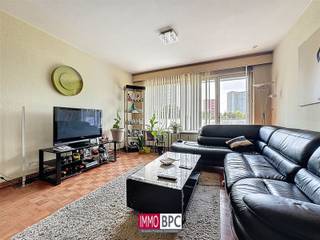 <p><span>An opportunity for those who want to make their own mark! Are you handy or do you dream of decorating your home completely to your own taste and style? Then this centrally located apartment of about 75 m² to renovate is exactly what you are looking for!</span></p><p><span>Conveniently located with easy access to the Ring and the center of Brussels, this apartment offers not only two full bedrooms, a bright living room of 29 m², a separate kitchen of 8 m², bathroom and toilet, but also a south facing terrace of 18 m² with a beautiful open view.</span></p><p><span>Here you choose the kitchen, bathroom, floors and finishes yourself without compromises or adjustments to someone else's style. Perfect for those who value freedom, creativity and character.</span></p>