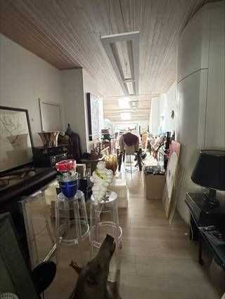 <p>Te huur: gesloten handelspand in de Zuidstraat, hartje centrum Veurne, op een drukke en commerciële locatie.</p>
<p> </p>
<p>Dit handelspand biedt een uitstekende zichtbaarheid dankzij de ligging in een levendige winkelstraat. De omgeving trekt dagelijks veel passanten, wat ideaal is voor een winkel, kantoor of horeca-activiteit. Het pand beschikt over een functionele indeling met meerdere ruimtes, waardoor het eenvoudig aan te passen is aan uw specifieke bedrijfsbehoeften.</p>
<p> </p>
<p>Belangrijkste ruimtes:<br />• Handelsruimte met etalage en directe straattoegang<br />• Bureel, ideaal als administratieve werkplek<br />• Keuken, geschikt voor basisvoorzieningen<br />• Living, bruikbaar als extra werk- of ontvangstruimte<br />• Toilet<br />• Zolder, handig voor opslag</p>
<p> </p>
<p>Troeven:<br />• Centrale ligging in het commerciële hart van Veurne<br />• Drukke passage en hoge zichtbaarheid<br />• Flexibele indeling voor diverse activiteiten</p>
<p> </p>
<p>Niet alle ruimtes staan op de foto's</p>
<p> </p>
<p>Neem vandaag nog contact op met uw ERA-makelaar voor een bezoek.</p>
<p> </p>
<p>JOUW DROOMHANDELSPAND. ZO GEVONDEN!</p>