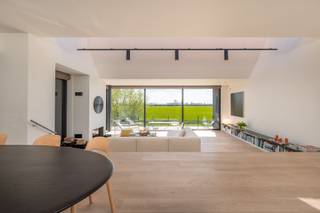 Dit uitzonderlijke eigendom is gelegen op een prachtig perceel van ca. 3.000 m² en combineert de charme van een authentieke hoeve met de elegantie...