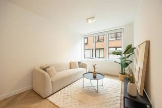 <p><span>Rustig en centraal wonen</span><span><br />Dit volledig gerenoveerde </span><span>gelijkvloers </span><span>appartement met één slaapkamer is gelegen in een kleinschalig gebouw van slechts vier units in een zeer rustige straat. Alle voorzieningen bevinden zich op wandelafstand en dankzij het openbaar vervoer en een nabijgelegen velostation verplaats je je vlot in en uit de stad. Een ideale combinatie van centrale ligging en woonrust.<br /><br /></span></p><p><span>Licht, comfort en een doordachte indeling</span><span><br />Via de inkomhal, met ruimte voor een vestiairekast en voorzien van videofoon, betreden we het appartement. De leefruimte biedt plaats voor een salon en eethoek en geniet van aangename lichtinval dankzij kamerbrede ramen. De afwerking met PVC‑visgraatvloer zorgt voor een warme en hedendaagse uitstraling.</span></p><p><span>De keuken sluit mooi aan op de leefruimte via een slimme muuropening en is afgewerkt met kastwerk in donker hout en een werkblad met natuursteenlook. Ze is uitgerust met inductiekookplaat met ingewerkte dampkap, vaatwasser, grote koelkast, combi-oven en PVC‑spoelbak. Vanuit de keuken is er rechtstreekse toegang tot de tuin.<br /><br /></span></p><p><span>Buitenruimte als absolute meerwaarde</span><span><br />Het appartement beschikt over een ruime, westgerichte tuin met ca. 35 m² graszone en een bankirai terras van ca. 22 m². Achteraan bevindt zich een praktisch tuinhuis van ca. 10 m². De tuin werd opnieuw aangelegd met nieuwe beplanting en vormt een echte verlenging van de woning — ideaal om in alle rust te genieten van de namiddag‑ en avondzon.<br /><br /></span></p><p><span>Slaapkamer, badkamer en praktische bergruimte</span><span><br />De slaapkamer is rustig gelegen aan de achterzijde van het gebouw en biedt uitzicht op de tuin. Ook hier werd gekozen voor een PVC‑visgraatvloer.<br />De badkamer is ingericht met een inloopdouche en een breed lavabomeubel en afgewerkt met beige XL‑tegels, doorgetrokken in de douchezone. Er is mechanische verluchting voorzien. Het toilet is afzonderlijk en uitgerust met een hangtoilet en lavabo.</span></p><p><span>Daarnaast is er een ruime berging, die tevens dienstdoet als technische ruimte en voorzien is van aansluitingen voor wasmachine en droogkast. Tot slot beschikt het appartement over een privatieve kelderberging.</span></p><p><span> </span></p>