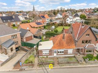 Op een rustige locatie in Waltwilder, met zowel Bilzen als Maastricht op korte afstand, wordt langs de Sportveldstraat 2 deze grondig te renoveren woning aangeboden.<br /><br />Het eigendom beschikt over een perceel van 6a 17ca en biedt interessante mogelijkheden voor wie een ingrijpend renovatieproject wil realiseren of eerder denkt aan sloop en heropbouw.<br /><br />De bestaande woning vraagt om een volledige renovatie. Voor kopers die liever een nieuwe woning bouwen, kan afbraak en heropbouw een aantrekkelijk alternatief zijn, met mogelijk toepassing van het verlaagde btw-tarief van 6%, mits aan alle wettelijke voorwaarden wordt voldaan.<br /><br />De Sportveldstraat is een rustige, landelijke zijweg van de Maastrichterstraat, met een zeer vlotte verbinding tussen Bilzen en Maastricht. Het centrum van Bilzen ligt op slechts enkele minuutjes rijden en ook Maastricht bereikt men al na een tiental minuutjes. Zo geniet men hier van een landelijke woonomgeving, zonder ver verwijderd te zijn van winkels, scholen en andere dagelijkse voorzieningen.<br /><br />INDELING / OMSCHRIJVING<br /><br />De woning is momenteel als volgt ingedeeld:<br />•Inkomruimte met aansluitende leefruimte<br />•Tweede leefruimte aan de linkerzijde<br />•Ruimte voor inrichting van een keuken, met achterliggende veranda<br />•Twee slaapkamers<br />•Ruimte voor inrichting van een badkamer<br />•Achterliggende stallingen<br />•Ruime, volledig omheinde tuin<br /><br />TECHNISCHE EN ADMINISTRATIEVE GEGEVENS<br />•EPC: 1.038 kWh/m² p.j. – label F – bijgevolg is deze woning onderhevig aan de renovatieplicht<br />•Geen opname in het maatregelenregister<br />•P-score B – G-score A<br /><br />INTERESSANTE FISCALE MOGELIJKHEDEN BIJ SLOOP EN HEROPBOUW<br /><br />•2% verkooprecht bij aankoop: voor particuliere kopers die voldoen aan de voorwaarden voor de aankoop van de enige eigen woning, kan het verlaagde verkooprecht van 2% van toepassing zijn voor zover aan alle voorwaarden voldaan is, tegenover het tarief van 12% bij aankoop van een bouwgronden. <br /><br />•6% btw bij sloop en heropbouw voor eigen bewoning: onder de wettelijke voorwaarden kan een woning na afbraak worden heropgebouwd aan het verlaagde btw-tarief van 6% in plaats van 21%. Dit kan een aanzienlijke besparing op de bouwkosten betekenen - zowel voor bouw van de eigen woning, als voor verkoop als verhuur op lange termijn interessant!<br /><br />•Ook mogelijkheden voor investeerders: de regeling van 6% btw kan eveneens interessant zijn bij heropbouw met het oog op langdurige verhuur, of bij een project waarbij de heropgebouwde woning wordt verkocht. Hiervoor gelden specifieke voorwaarden, onder meer inzake de bestemming, oppervlakte en duur van de verhuur of bewoning.