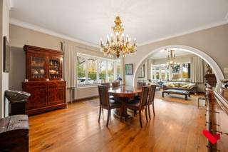 Op de ring van Tienen staat deze prachtige interbellumwoning uit 1938 op een mooi perceel van 725 m². De voorgevel wordt gekenmerkt door...