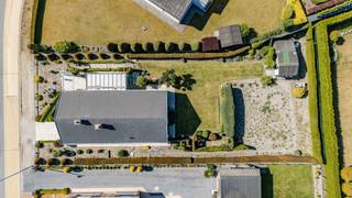 Gelegen nabij het centrum van Eke, op wandelafstand van scholen en winkels en in een rustige straat treffen we deze te renoveren open bebouwing aan.
De woning heeft de volgende indeling: inkomhal met apart gastentoilet, lichtrijke woon- en eetkamer, volledig geïnstalleerde keuken, drie volwaardige slaapkamers en een badkamer met lavabo en bad.
Verder is er nog een veranda, berging en een zolder die toegankelijk is via de inpandige garage met wasplaats.
Troeven: bereikbaarheid, lichtrijk, locatie,...
Renovatieverplichting: ja.
Voor meer informatie of een bezoek kan u terecht bij Evy Dhondt via evy@vastgoeddejonghe.be.
Alle dossierstukken kan u downloaden op onze website: www.vastgoeddejonghe.be.