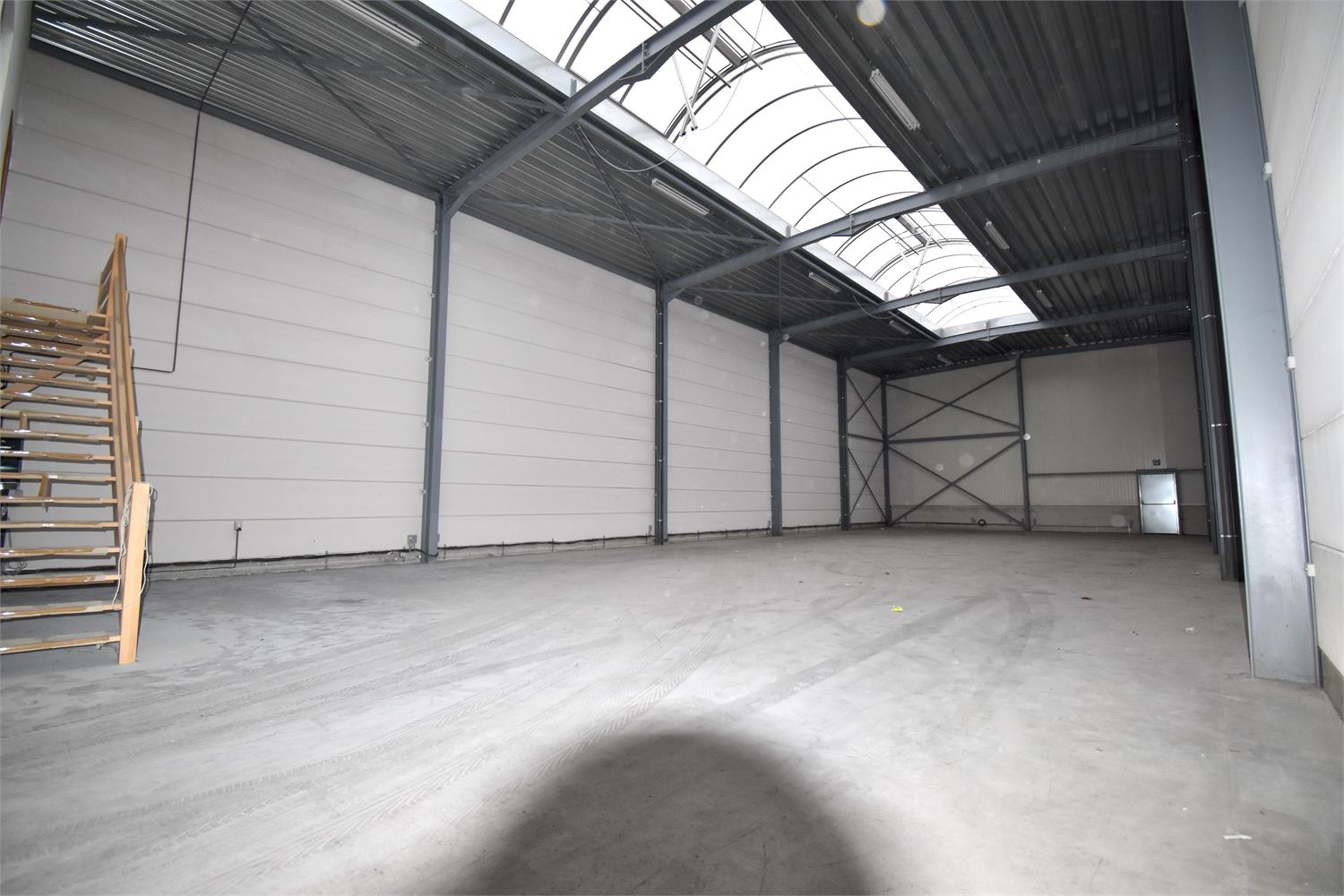 Ruime opslagruimte in industrie-zone te Ruiselede. - foto 5