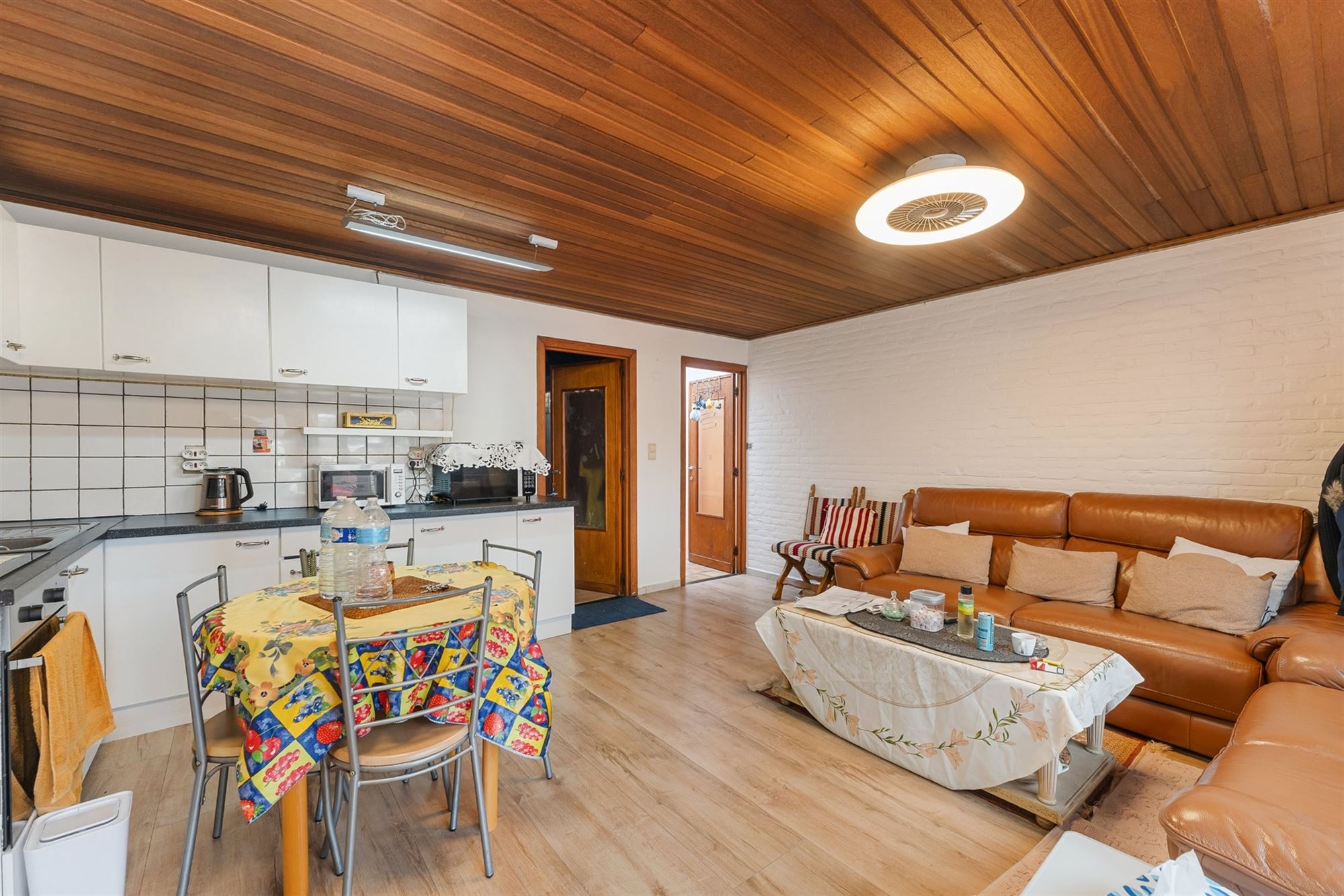 TE RENOVEREN WONING MET BOVENLIGGEND APPARTEMENT GELEGEN TE HEPPEN - foto 2