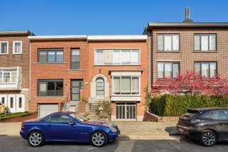 Tekst:Deze woning met heel veel potentieel is gelegen in Deurne-Oost, in een zeer rustige straat tussen het Rivierenhof en het Park van Ertbrugge,...