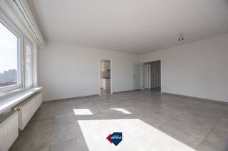 Découvrez ce magnifique appartement de deux chambres récemment rénové, situé au quatrième étage de la Résidence Aline. Avec une surface généreuse de 110 m², ce paradis de l'habitat offre beaucoup d'espace et de confort. Vous profiterez d'un salon spacieux et lumineux où vous pourrez vous détendre. Vous disposez également d'un local à vélos et d'une cave, idéaux pour un rangement supplémentaire. Avec son excellent rapport qualité/prix, c'est l'occasion rêvée d'acquérir votre nouvelle maison ! N'attendez pas plus longtemps et prenez rendez-vous pour une visite bientôt. C'est l'opportunité que vous attendiez !<br /><br />