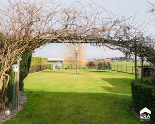 Landelijke villa met 3 slaapkamers op een ruim perceel van 17a89ca met een prachtig zicht naar de tuin vanaf het terras of binnen in de woning. Op...