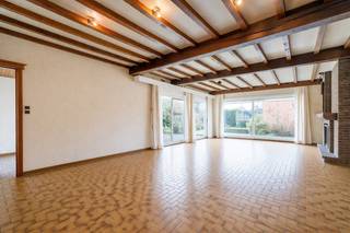 Op zoek naar een woning met uitzonderlijk veel ruimte én mogelijkheden? Deze veelzijdige eigendom biedt een indrukwekkende bewoonbare oppervlakte van maar liefst 600 m² en combineert wonen, werken en investeren op één locatie.<br /><br />Bij het betreden van de woning komt u terecht in een ruime inkomhal die toegang geeft tot verschillende functionele ruimtes. Op het gelijkvloers vindt u onder meer een gezellige leefruimte, een keuken, badkamer en meerdere praktische bergingen en een slaapkamer. Daarnaast is er een extra ruimte die perfect kan dienen als bureau, ideaal voor thuiswerk of een vrij beroep.<br /><br />Een absolute troef is de aanwezige winkelruimte, wat deze eigendom bijzonder interessant maakt voor zelfstandigen of wie wonen en werken wil combineren. Verder beschikt de woning over een kelder en garage, wat zorgt voor extra opslagmogelijkheden.<br /><br />Bovendien is er de mogelijkheid tot het aankopen van een loods van 140 m², wat extra opportuniteiten biedt voor opslag, hobby’s of professionele activiteiten.<br /><br />Op de bovenverdieping bevinden zich maar liefst vier volwaardige slaapkamers en een voutekamer, wat deze woning uitermate geschikt maakt voor grote gezinnen of wie nood heeft aan extra ruimte.<br /><br />Kortom, een unieke eigendom met enorm veel potentieel voor wie ruimte, flexibiliteit en mogelijkheden centraal stelt.<br /><br />📞 Interesse? Contacteer Thijs:<br />📲 051 57 54 61<br />📧 thijs@grouptrybou.be<br /> | friedel@grouptrybou.be