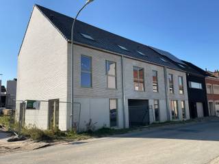 Deze volledig afgewerkte nieuwbouw BEN woning omvat op het gelijkvloers een inkomhal met wc en mogelijkheid vestiaire, een aangename living met veel lichtinval en volledig ingerichte keuken, een berging/ wasplaats, tuin en terras.<br />Op de eerste verdieping zijn er 3 slaapkamers, een badkamer met bad en douche en een apart toilet. De vaste trap geeft toegang tot de inrichtbare zolder<br /><br />Deze BEN woning is centraal gelegen, op een steenworp afstand van alle voorzieningen en het rustgevende jaagpad langs de Dender. De afwerking kan volledig vrij gekozen worden en is inbegrepen in de prijs. <br />Elke woning heeft ook individuele zonnepanelen en vloerverwarming met geothermie waardoor je bovendien nog eens gedurende 5 jaar vrijstelling hebt op de onroerende voorheffing, er zijn ondergrondse parkeerplaatsen (met mogelijkheid plaatsen van een laadpaal). <br />Denderlink biedt de perfecte balans tussen comfort, gemak en duurzaamheid en is dé ideale locatie om te pendelen naar Gent of Brussel.