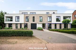 <p><span>Op een centrale ligging in Bonheiden bevindt zich dit instapklare en energiezuinige gelijkvloerse appartement, gebouwd in 2021. </span></p><p><span>U wordt verwelkomd via een inkomhal die toegang biedt tot de lichtrijke leefruimte met grote raampartijen. Aansluitend bevindt zich de open, volledig geïnstalleerde keuken, die samen met de leefruimte een aangename en moderne woonomgeving creëert. Verder beschikt het appartement over een praktische berging, twee volwaardige slaapkamers, een afzonderlijk gastentoilet en een badkamer uitgerust met zowel een ligbad als een douche.</span></p><p><span>Buiten geniet u van een gezellig terras waar het heerlijk vertoeven is.</span></p><p><span>Als extra troef is er een ondergrondse autostaanplaats en kelderberging, wat zorgt voor extra comfort en gebruiksgemak.</span></p><p><span> </span></p><p><span>Het appartement ligt bovendien strategisch tussen Mechelen en Antwerpen, met een vlotte verbinding naar de R6 en E19. </span></p><p><span> </span></p><p><span>Onmiddellijk beschikbaar.</span></p>