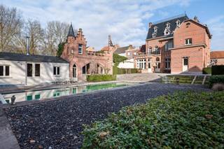 Authentieke gerenoveerde herenwoning bestaande uit: hoofdgebouw VOLLEDIG ONDERKELDERD: wijnkelders, CV- ruimte en 4 bergkelders. GLVL:...