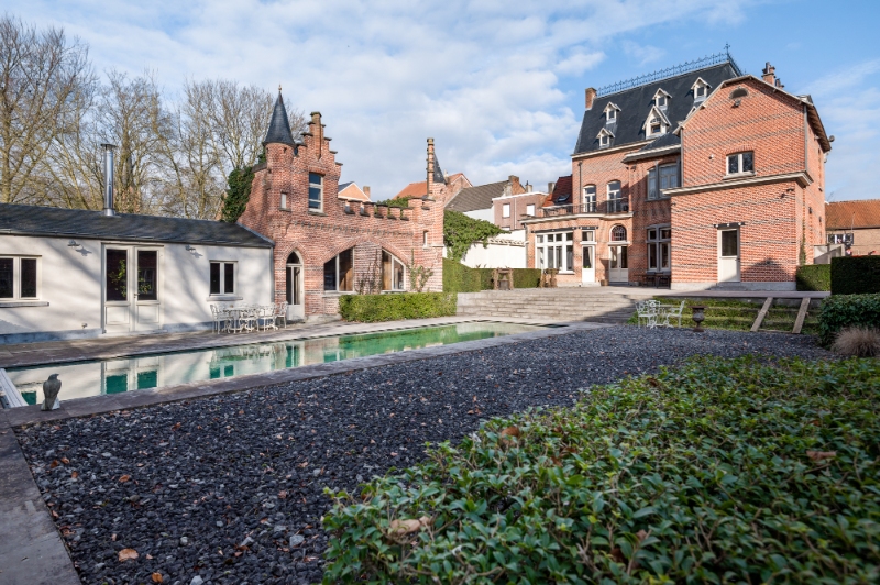 Authentiek gerenoveerde herenwoning op 3.780m² met prachtige parktuin, 6 mogelijk 8 slaapkamers, dubbele garage, verwarmd zwembad en aparte conciërge woning - foto 3